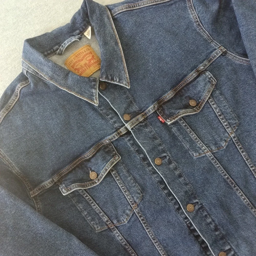 Levis Mens 5XL Dark Wash Denim Trucker Jacket Blue Button Up Red Tab WaterLess